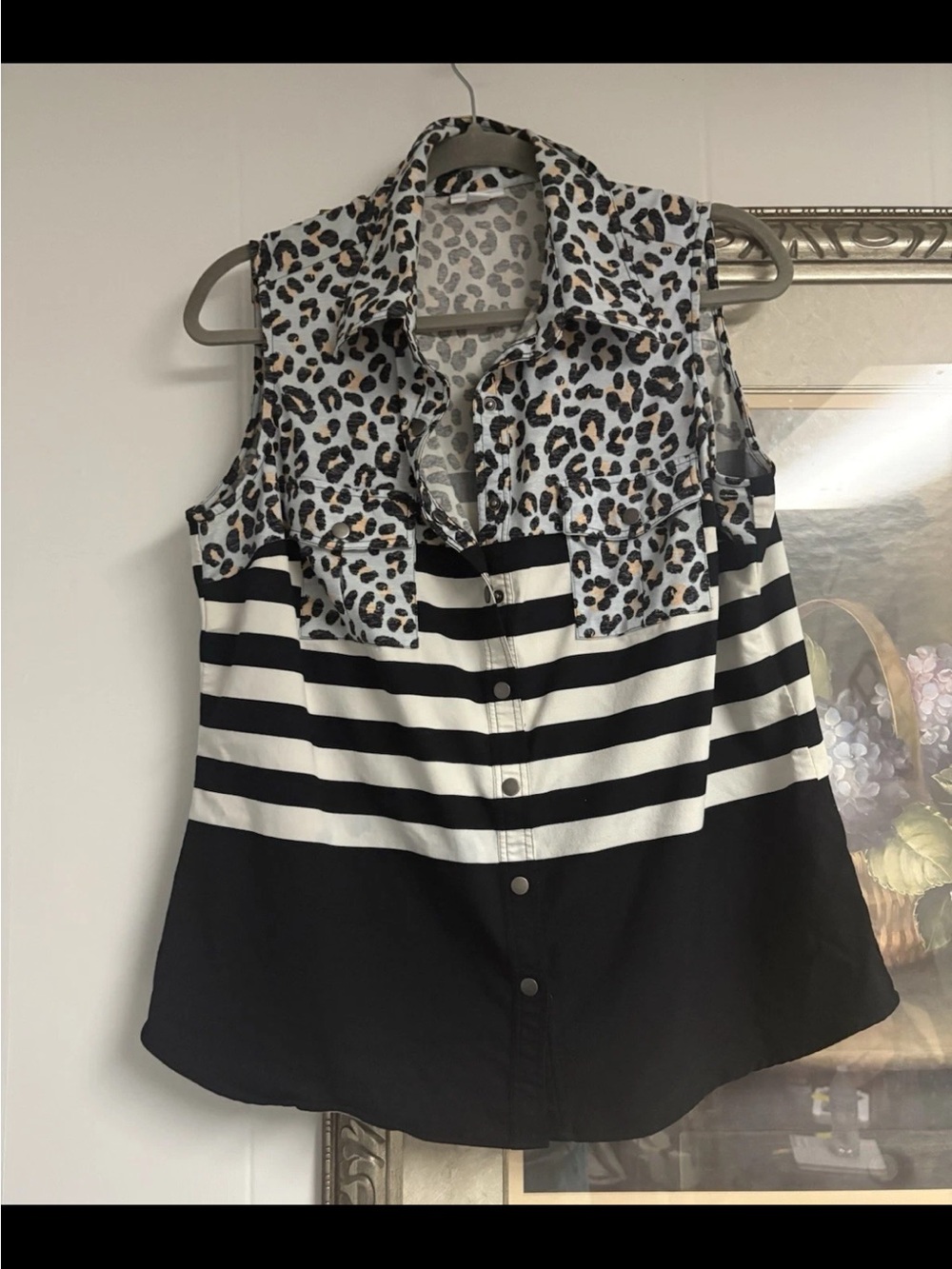 LuLaRoe Sleeveless Button-Up Top in Black, White & Leopard